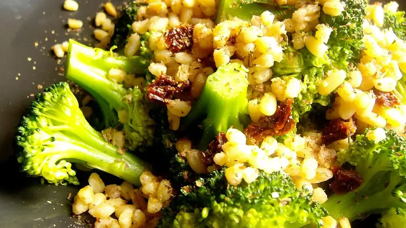 Bright green broccoli florets with pearl barley and sun-dried tomatoes – LongHorn Steamed Broccoli
