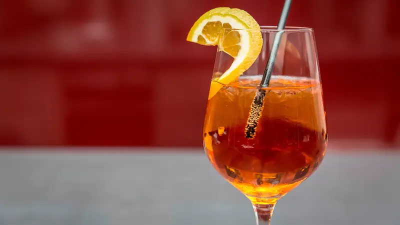 Iced tea in a wine glass with a lemon slice and straw – representing LongHorn Unsweet Tea